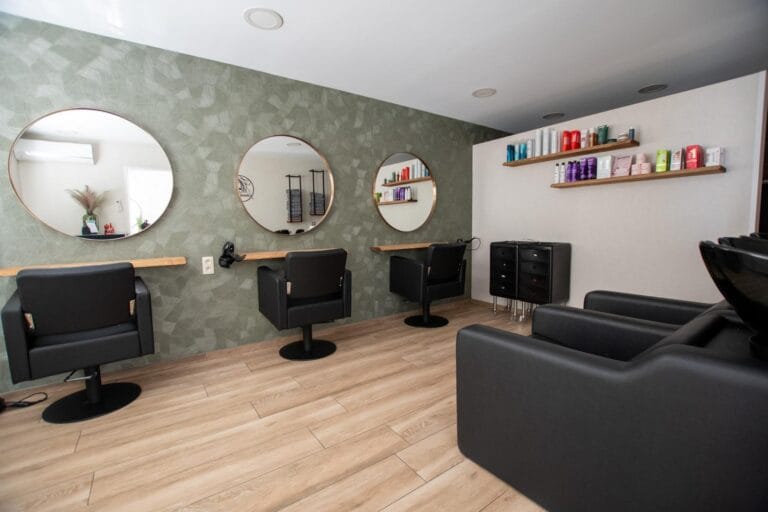 Het interieur van kapsalon Haarboelvaar in Lanaken