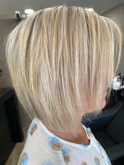 Platinablond, steil haar
