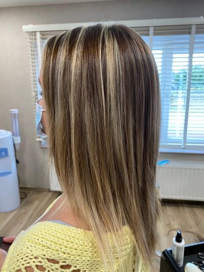 Highlights op steil haar